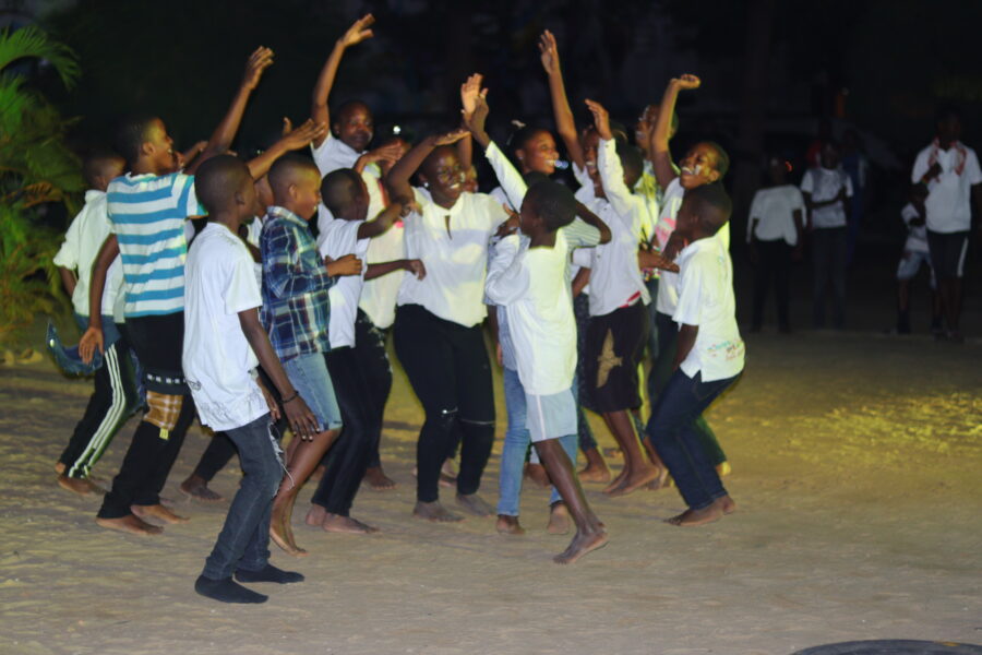 Vue de nos enfants en pleine chorégraphie au Chaos Élégant Baby Crew à Le Centre