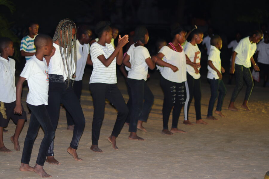Vue de nos enfants en pleine chorégraphie au Chaos Élégant Baby Crew à Le Centre
