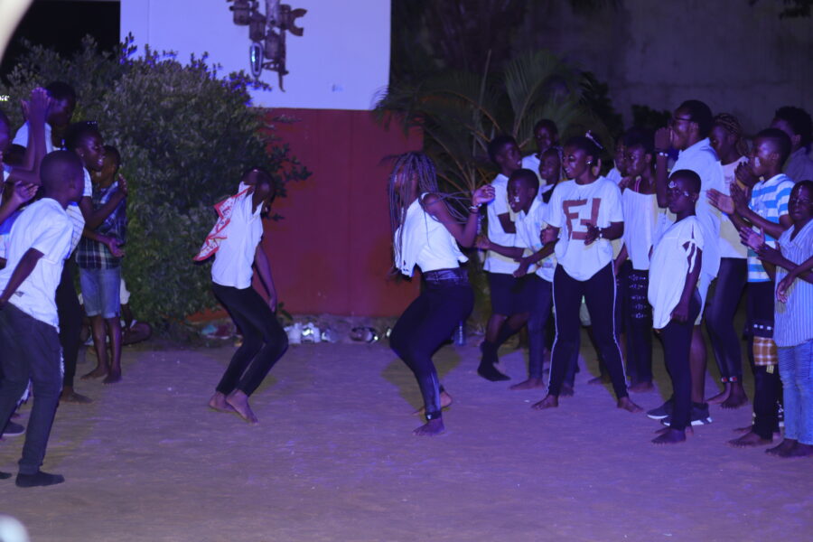 Vue de nos enfants en pleine chorégraphie au Chaos Élégant Baby Crew à Le Centre