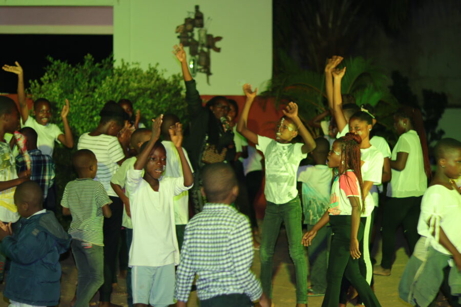 Vue de nos enfants en pleine chorégraphie au Chaos Élégant Baby Crew à Le Centre