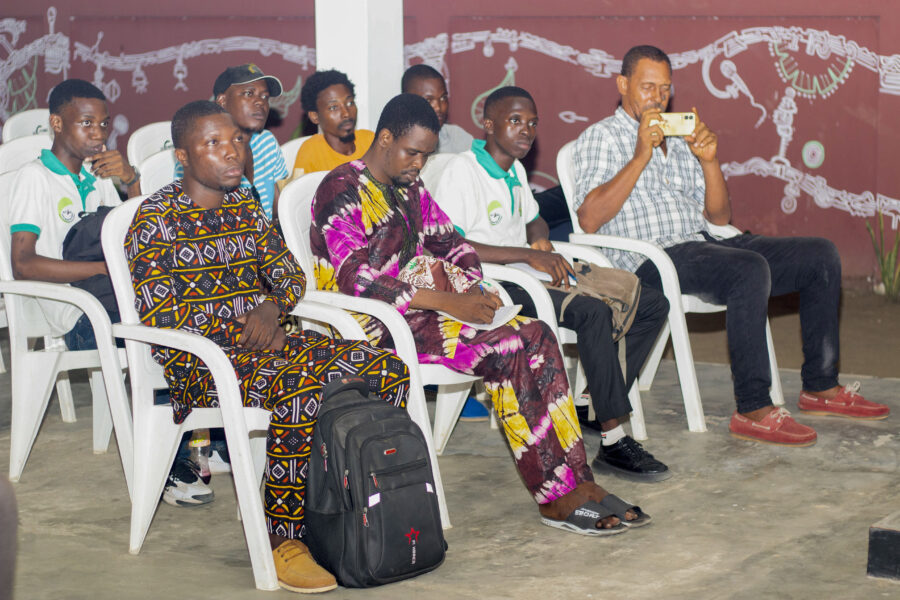 Vue de la rencontre-discussion avec l'artiste plasticien Aston à l'Espace Culturel Le Centre