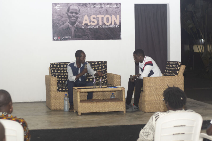 Vue de la rencontre-discussion avec l'artiste plasticien Aston à l'Espace Culturel Le Centre