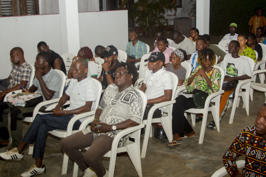Vue de la rencontre-discussion avec l'artiste plasticien Aston à l'Espace Culturel Le Centre