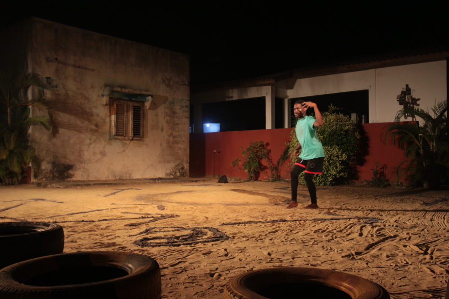 Spectacle Agbada, Le Chaos Élégant