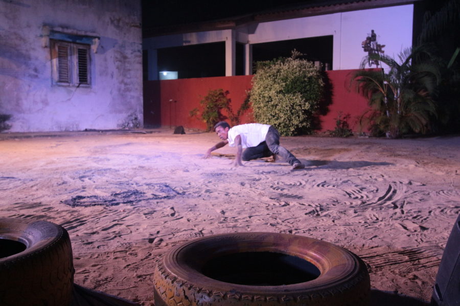 Spectacle Agbada, Le Chaos Élégant