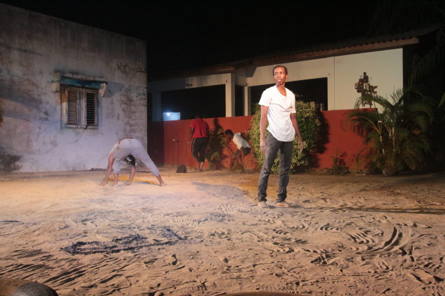 Spectacle Agbada, Le Chaos Élégant