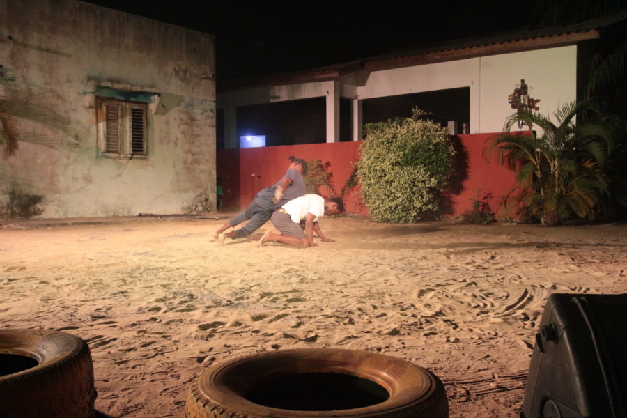 Spectacle Agbada, Le Chaos Élégant