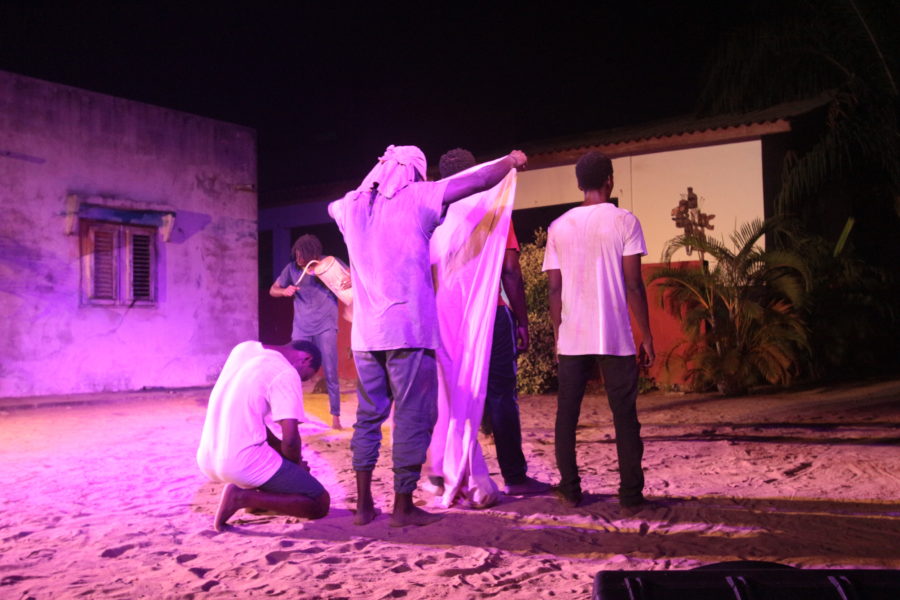 Spectacle Agbada, Le Chaos Élégant