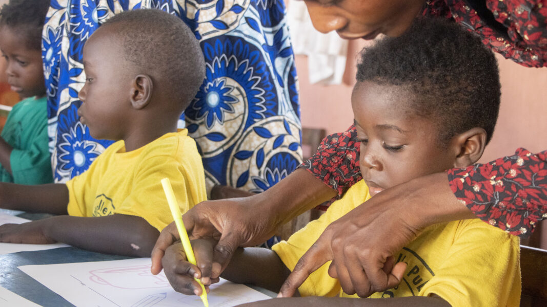 Vue de l'atelier de techniques de coloriage avec les tout-petits de l'Ecole Maternelle de Lobozounkpa