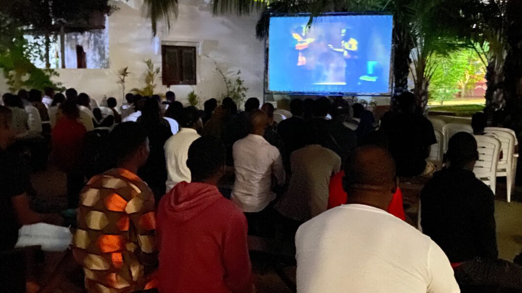 Vue de la projection du long métrage « L'oeil du Cyclone » à Le Centre