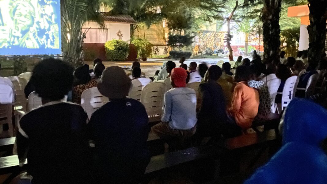 Vue de la projection du long métrage « L'oeil du Cyclone » à Le Centre