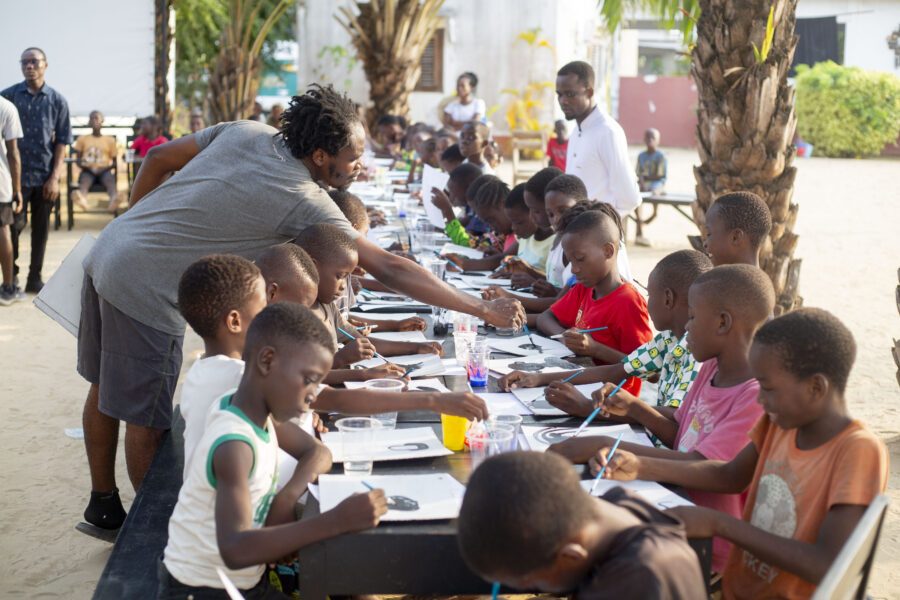 Vue de l'atelier jeune public de peinture avec Émérick Boby à l'Espace Culturel Le Centre