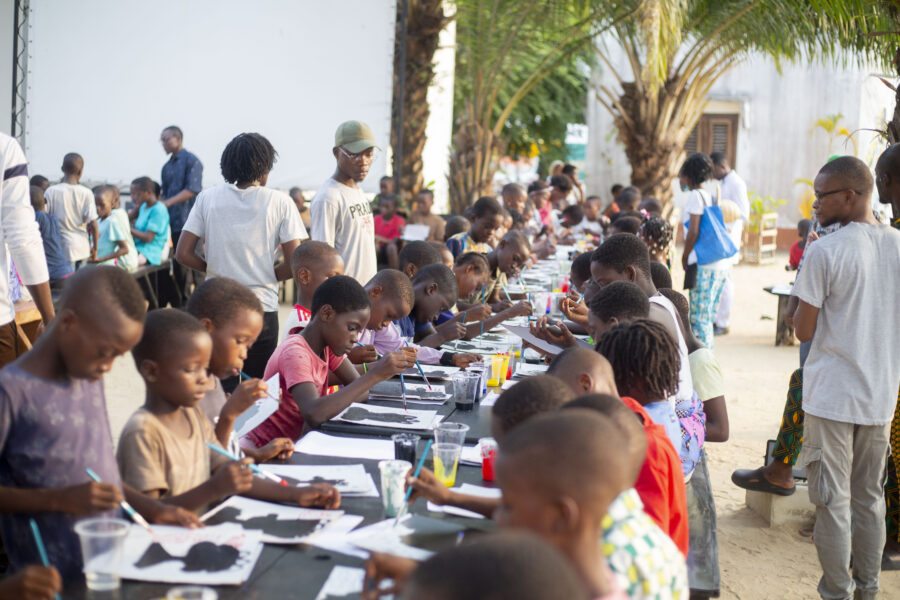 Vue de l'atelier jeune public de peinture avec Émérick Boby à l'Espace Culturel Le Centre