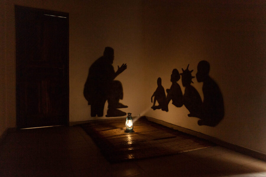 Vue de l'exposition Xógbé à Le Centre - Vue d'ensemble Hwènuxό, installation in situ lampe, natte, tabouret, textes, audios, 2022