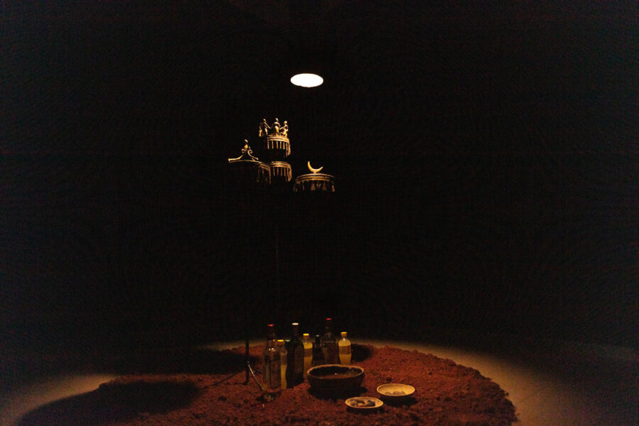 Vue de l'exposition Xógbé à Le Centre - Vue d'ensemble Ðɛgbè, installation in situ Sculptures d’Asɛɛn, objets rituels, audio, 2022