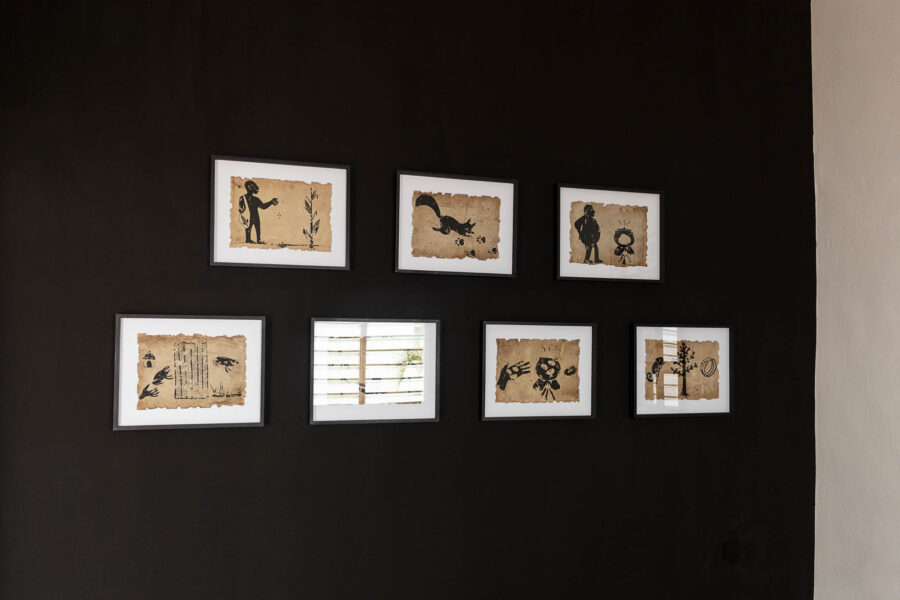 Vue de l'exposition Xógbé à Le Centre - Vue d'ensemble Lõ, Série de 7 dessins, papier, café, encre, 2022