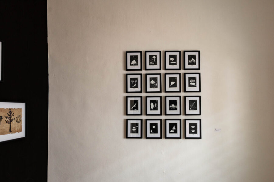 Vue de l'exposition Xógbé à Le Centre - Vue d'ensemble Fà gbésisà, Série de 16 photogrammes sur papier baryté argentique, 2022