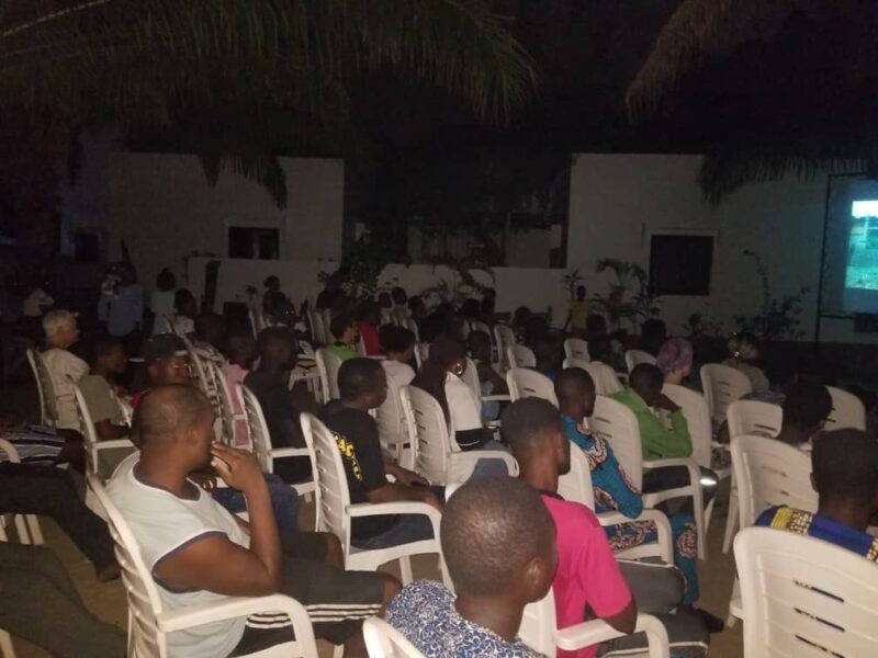 Vue de la projection du film « keteke » à Le Centre