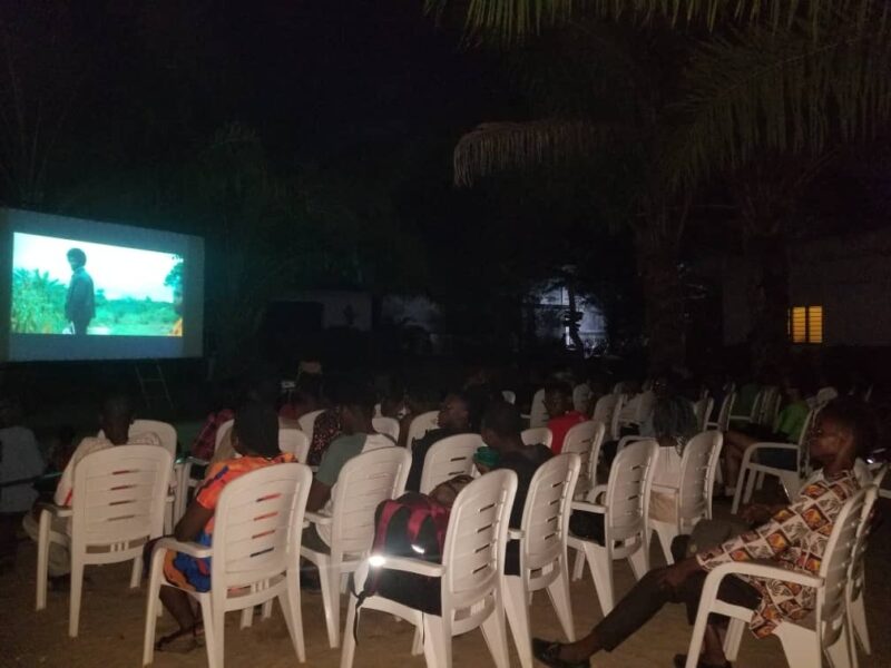 Vue de la projection du film « keteke » à Le Centre