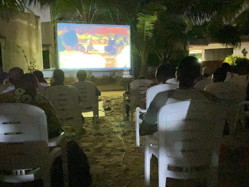 Vue de la projection du film « Le Ballon d'or » à Le Centre