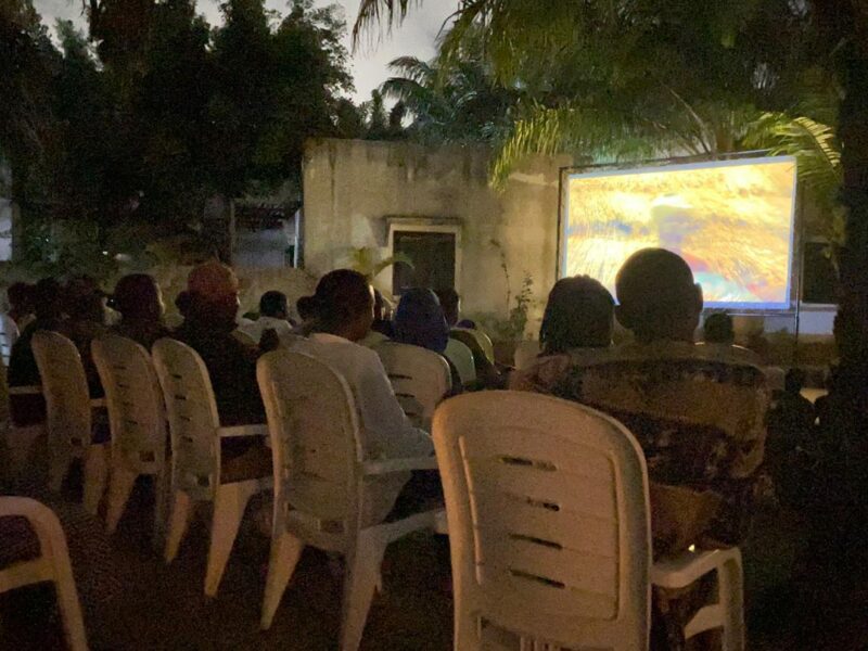Vue de la projection du film « Le Ballon d'or » à Le Centre