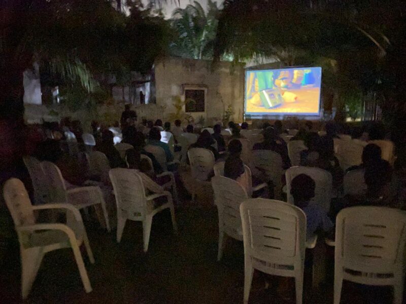 Vue de la projection du film « Le Ballon d'or » à Le Centre