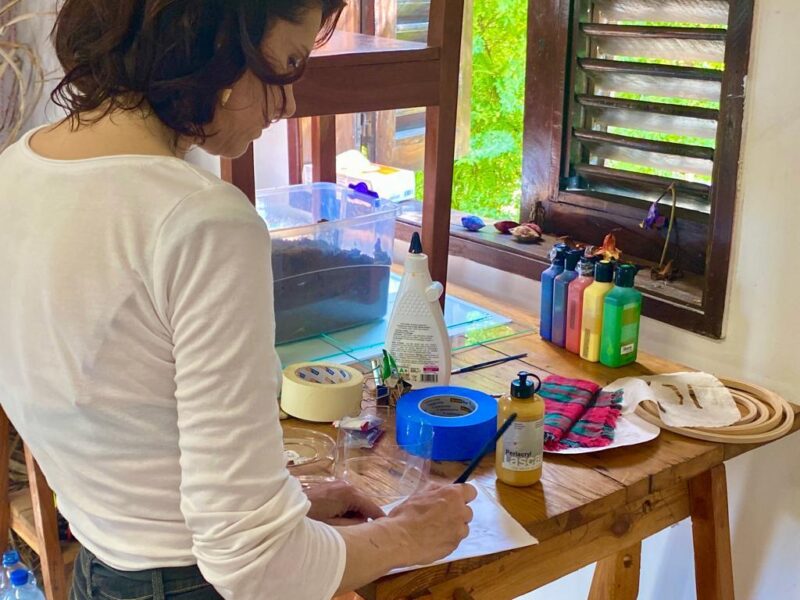 Vue des artistes Achille Adonon & Bettie Nin en création lors de leur résidence de recherches et de création à Le Centre