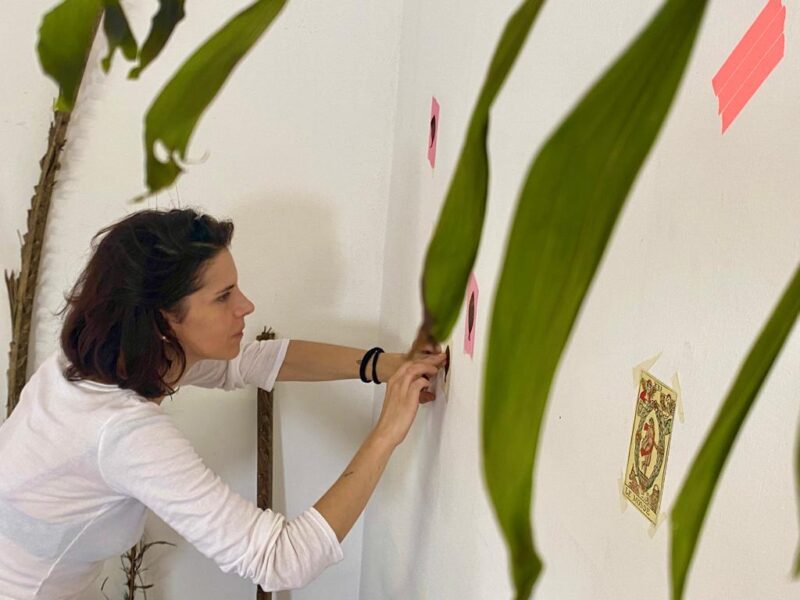 Vue des artistes Achille Adonon & Bettie Nin en création lors de leur résidence de recherches et de création à Le Centre