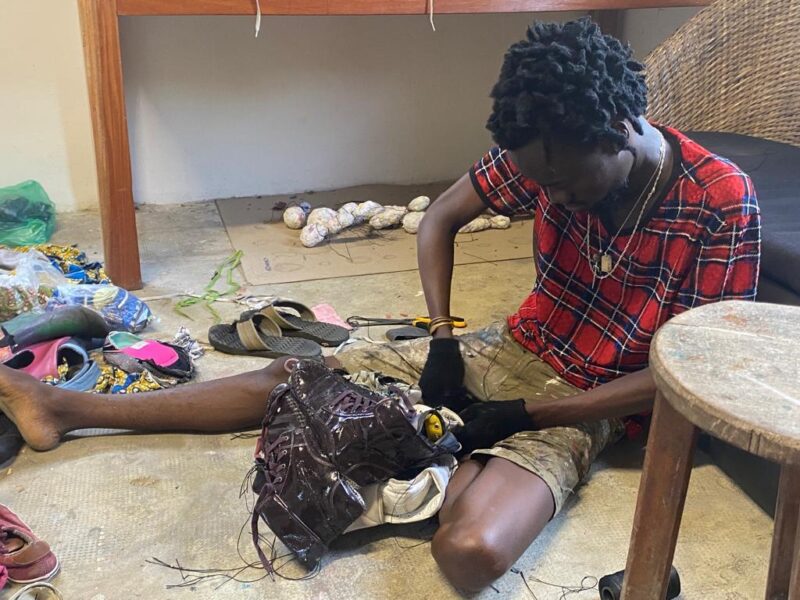 Vue des artistes Achille Adonon & Bettie Nin en création lors de leur résidence de recherches et de création à Le Centre