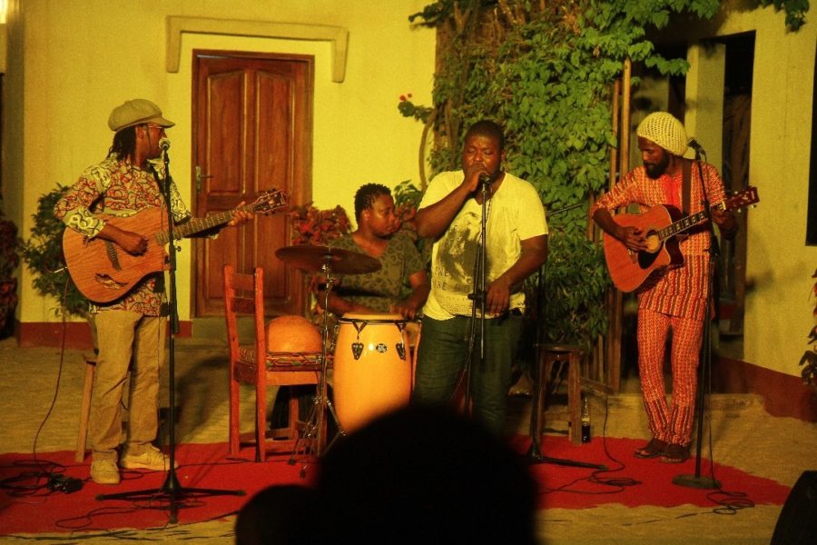 concert acoustique en scène ouverte organisée en collaboration avec l’association Premiers pas.