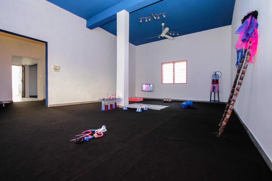 Vue de l'exposition "Awòli" Violaine Lochu : Amour, Tonnerre, Femme hérisson